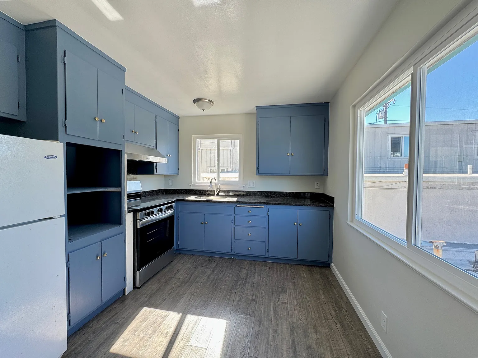 2 bed, 850 sqft, $2,400 — Photo 3