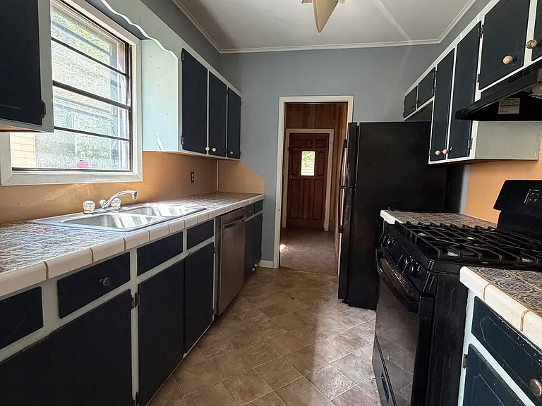 708 College St — Photo 2