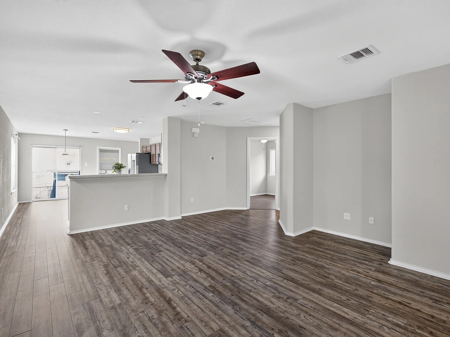 3 bed, 1304 sqft, $1,875 — Photo 3