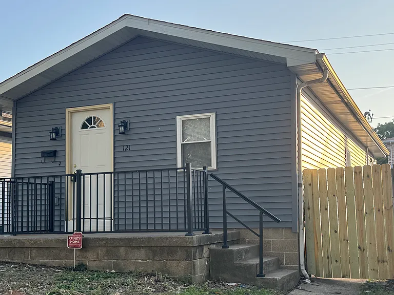 121 N Parker Ave — Photo 1