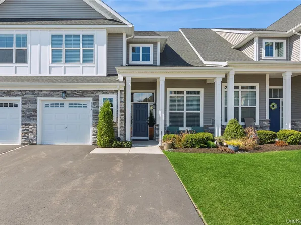 216 Belmont Circle, Yaphank, NY 11980