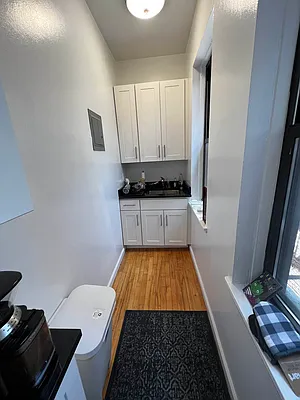 Rented by Salon Realty Corp | media 9