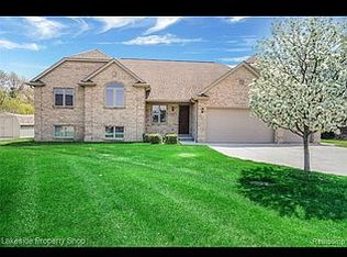 16140 Royal Park Dr S, Fraser, MI 48026