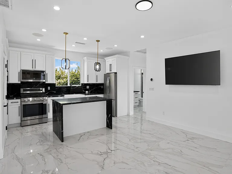 2219 Belmont Ln — Photo 8