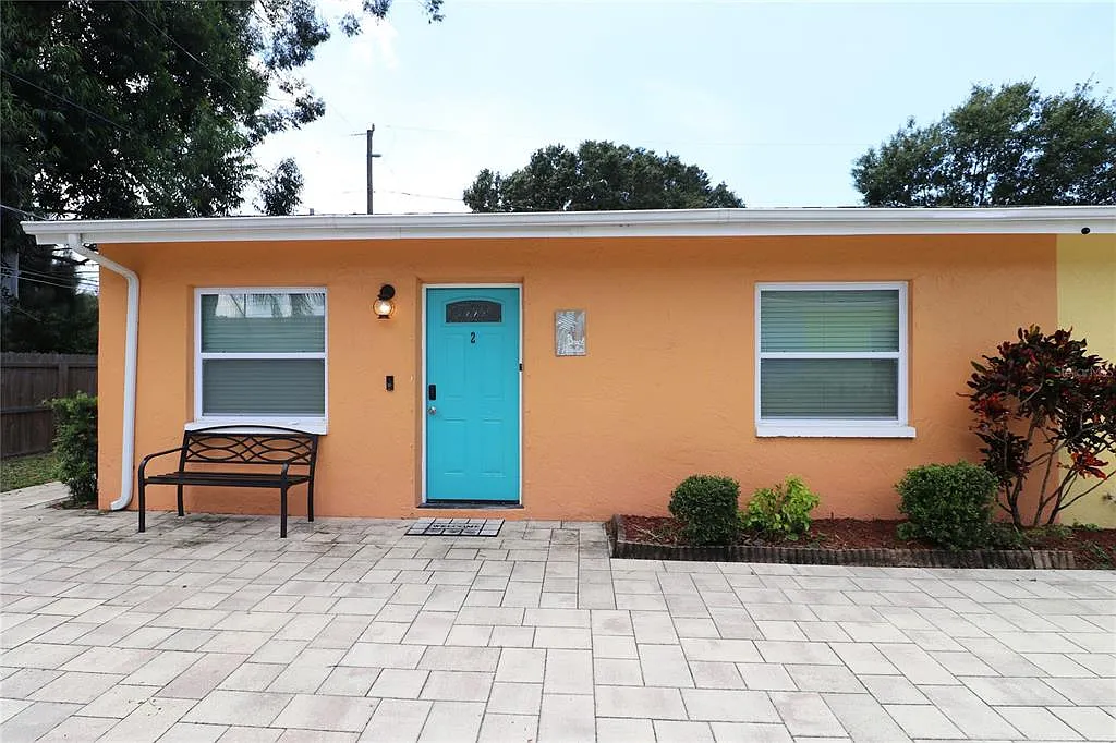 Building Photo - 1635 Gladys St #2