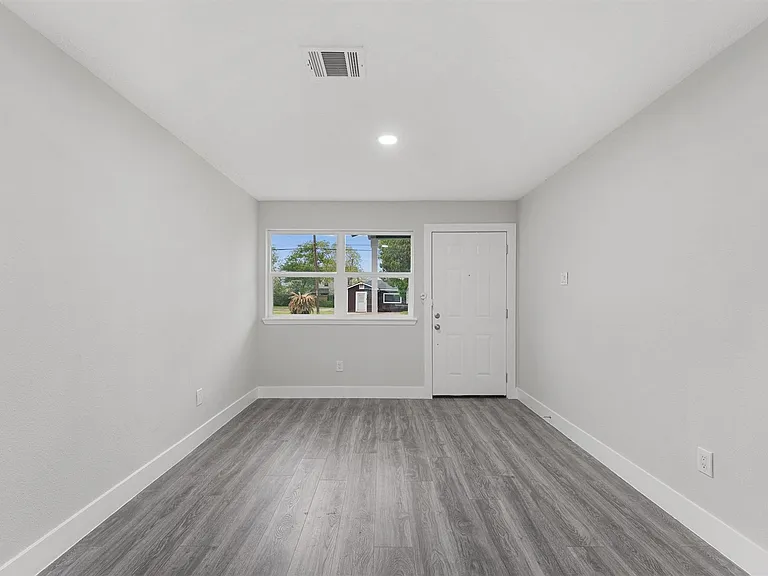 4630 Clover St — Photo 9