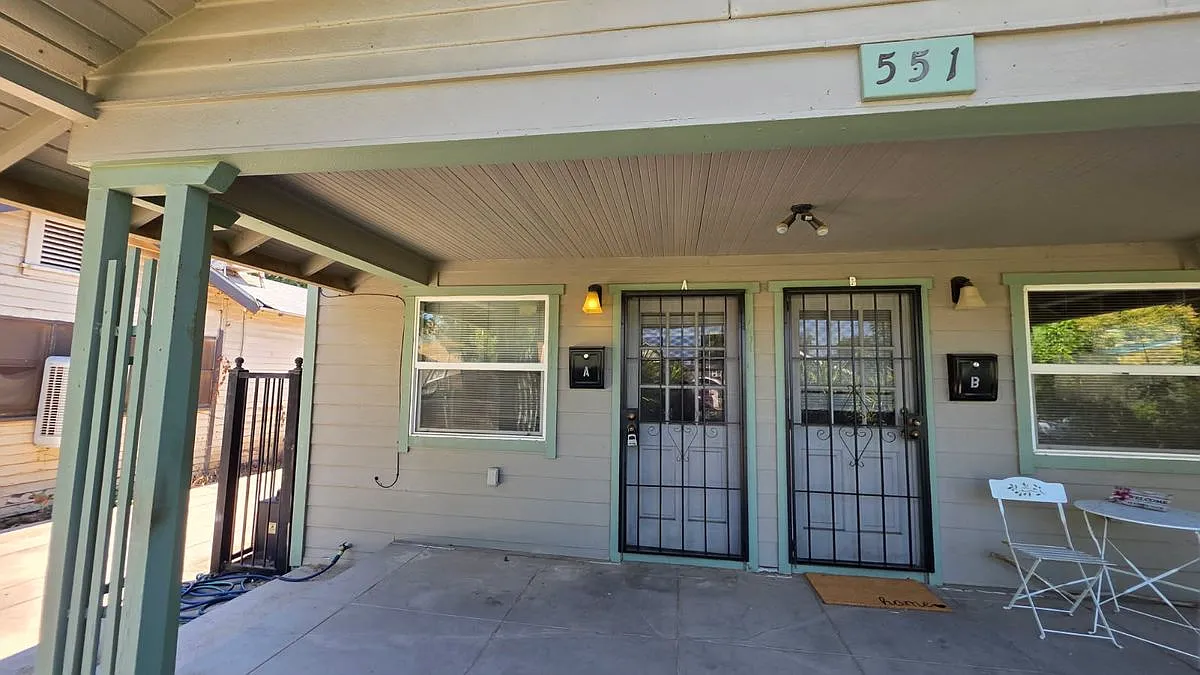 2 bed, 1.0 bath, 927 sqft, $1,400 — Photo 1