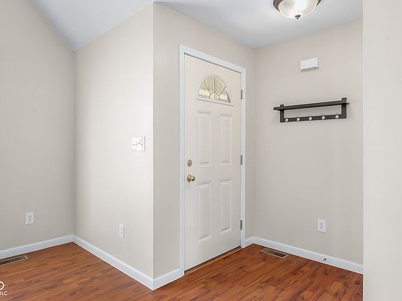 3rd image of 2353 McClennan Ct N