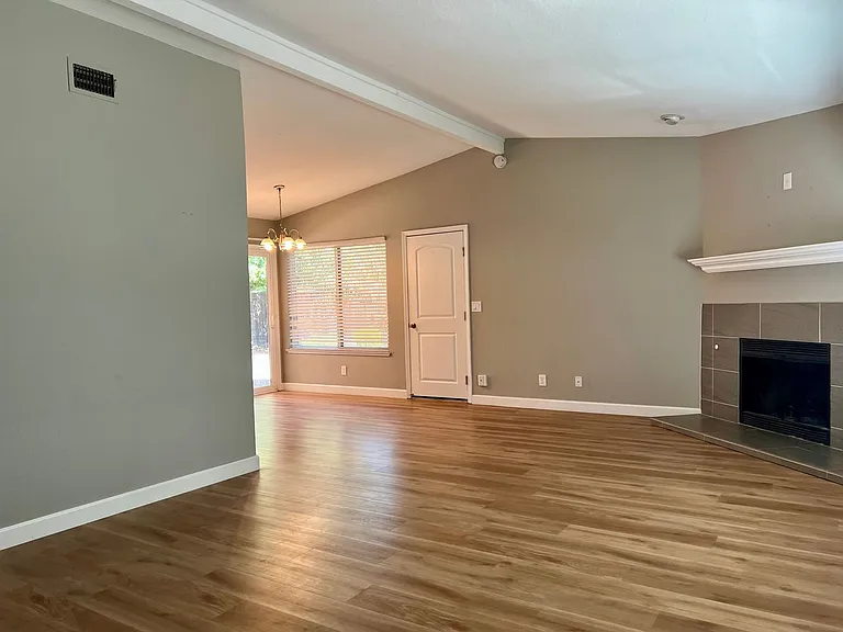5562 Catalpa Ct — Photo 8