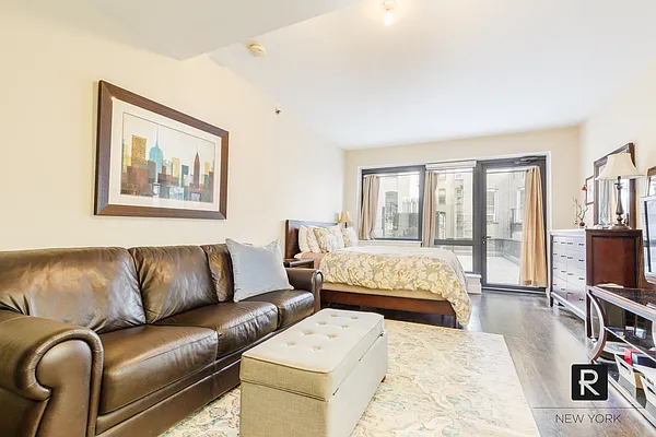 Sold by R New York | media 5