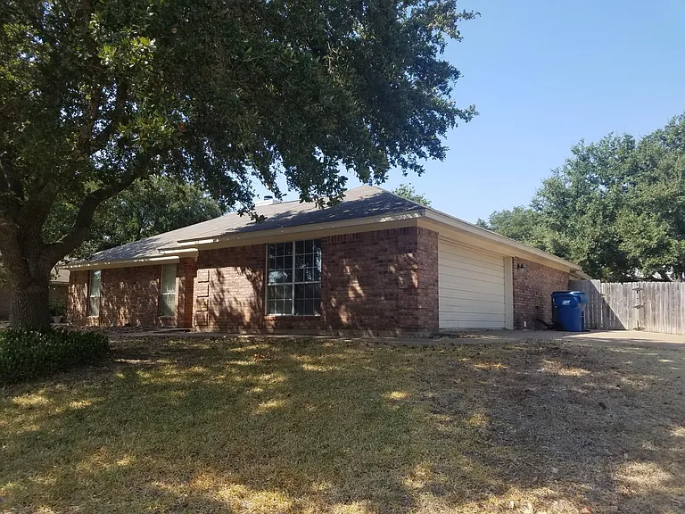 1125 Dendron Dr — Photo 2