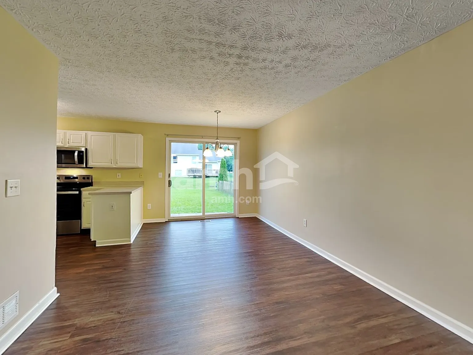3 bed, 2.5 bath, 1240 sqft, $2,045 — Photo 4