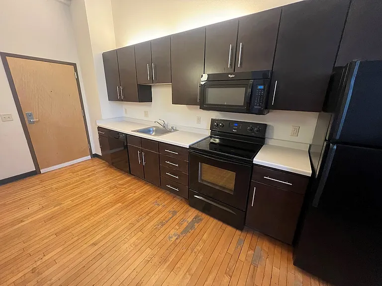 142 W Johnson St — Photo 41