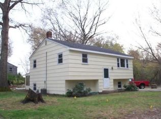 30 Lingan St, Halifax, MA 02338