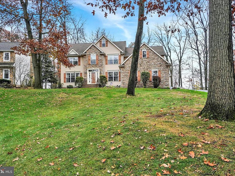 1st image of 138 W Crestlyn Dr