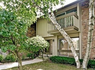 16 Kent Ct, Willowbrook, IL 60527