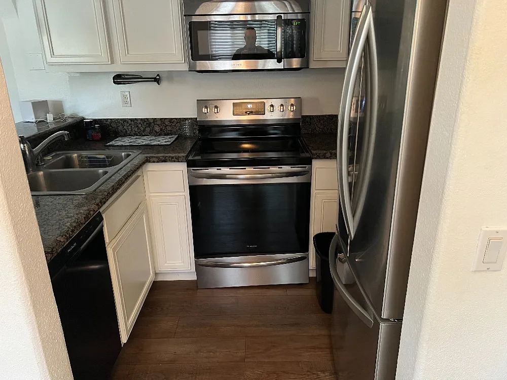 1 bed, 560 sqft, $2,300 — Photo 3