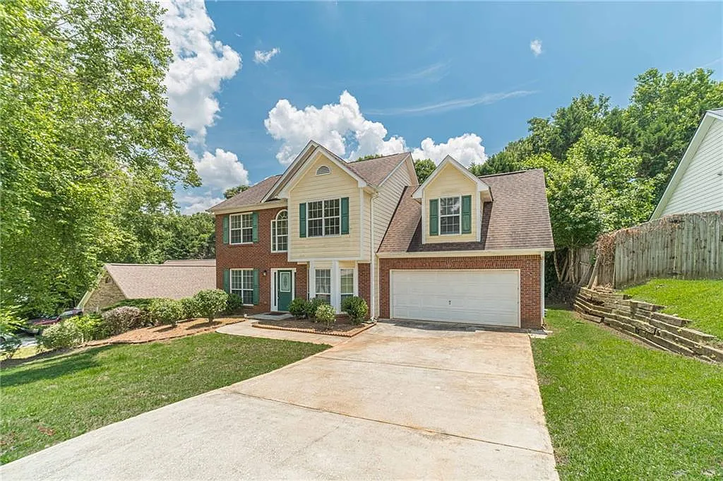 4 bed, 2.5 bath, 2272 sqft, $2,400 — Photo 2