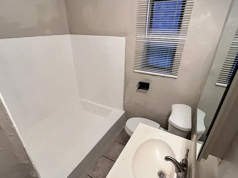 2620 N Stone Ave — Photo 9