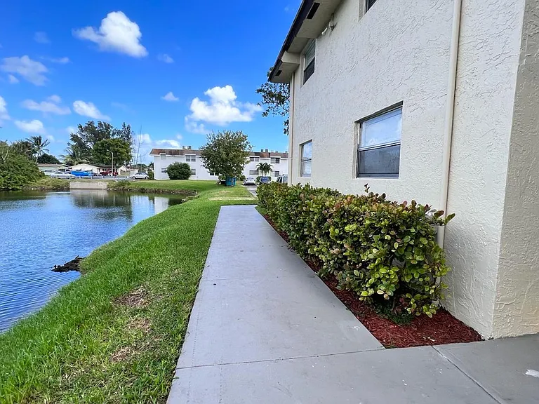 Lakeview Apartments - 5911 SW 41 St — Photo 6