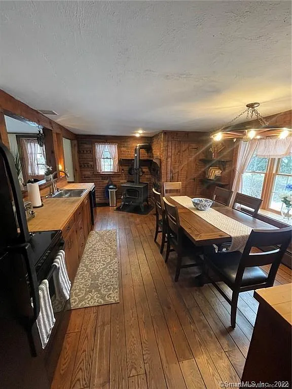 4 bed, 1.5 bath, 1661 sqft, $3,700 — Photo 2