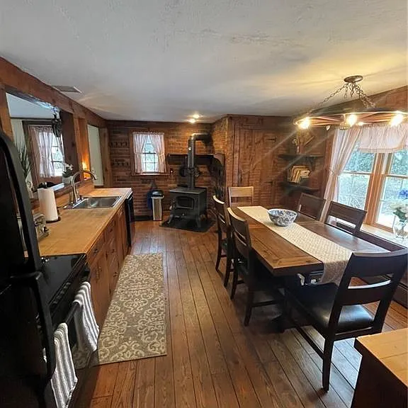 21 Wells Hill Rd — Photo 2