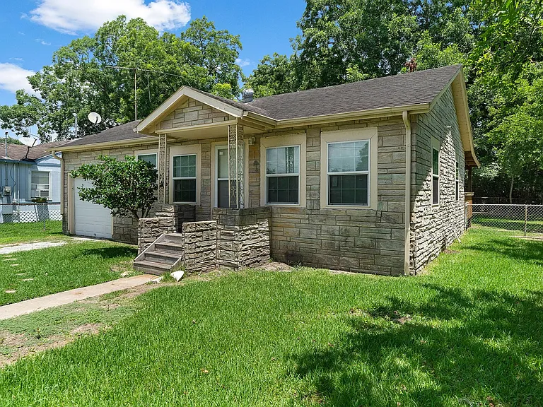 6717 Carver Ave — Photo 2