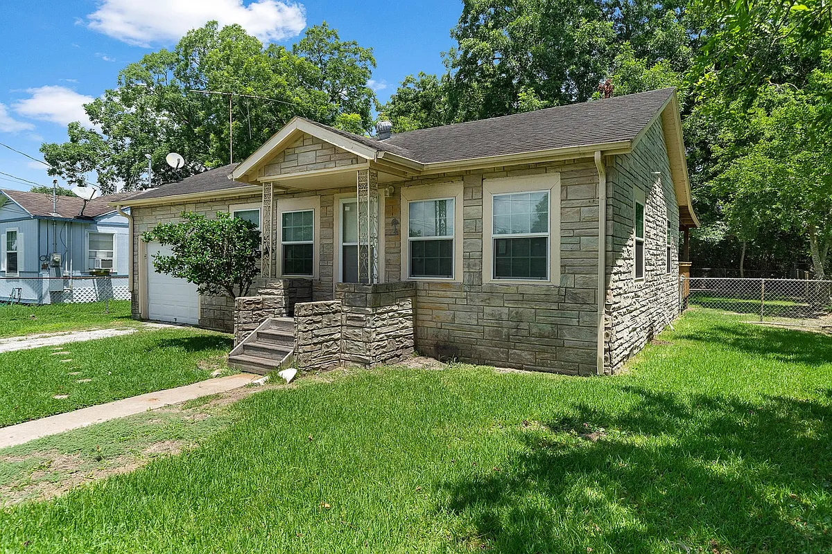 Building Photo - 6717 Carver Ave