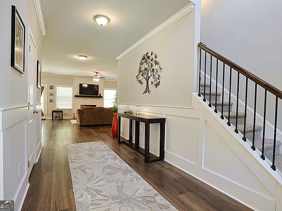 4th image of 20 Hawthorn Ln