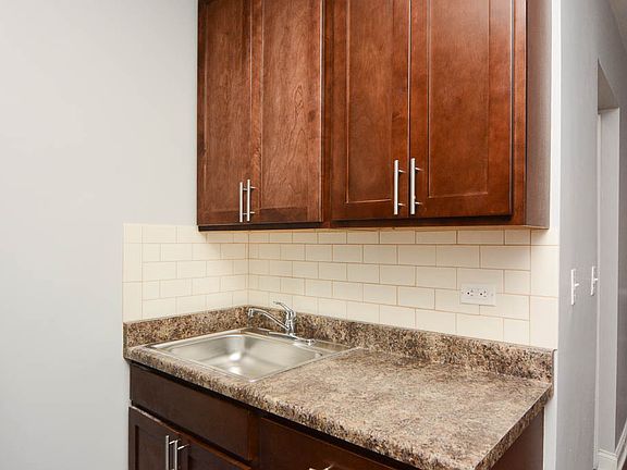 4th image of 4031 N Kenmore Ave #503