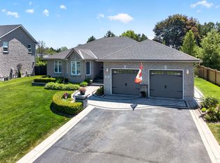 209 Smugglers Cove Dr, Kingston, ON K7M 9C6