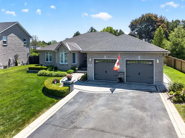 209 Smugglers Cove Dr, Kingston, ON K7M 9C6