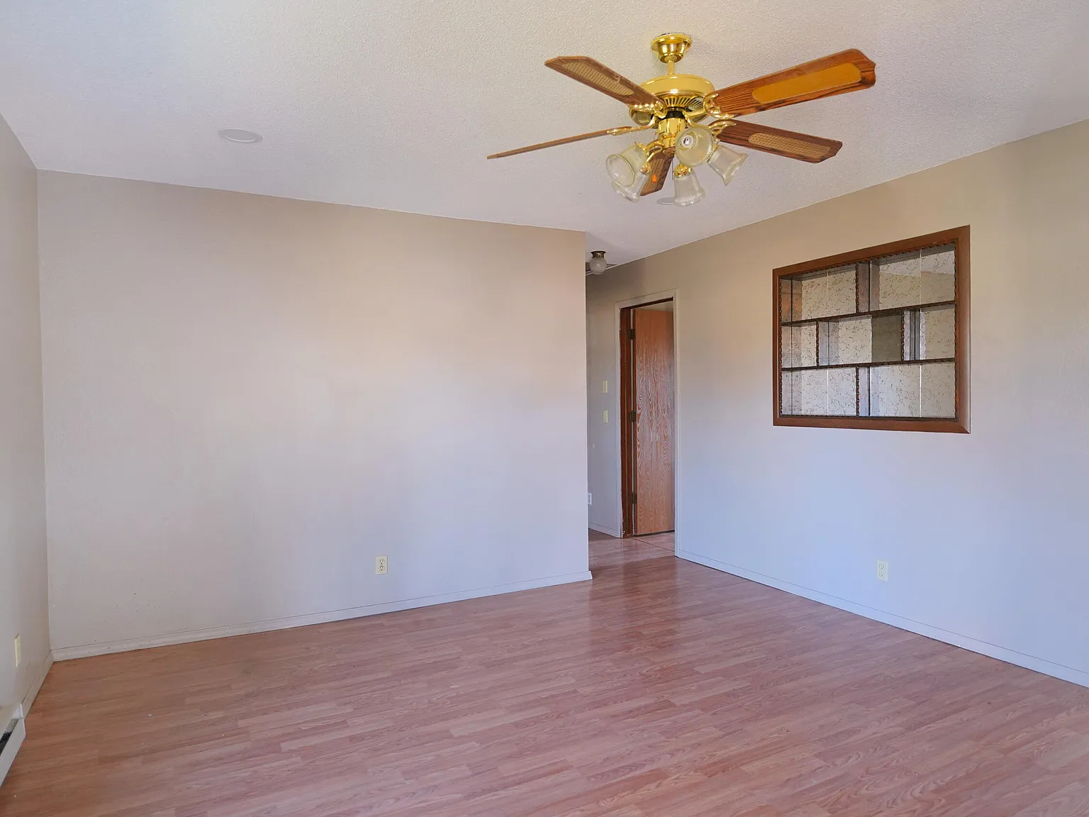 3 bed, 1.0 bath, 1100 sqft, $1,250 — Photo 2