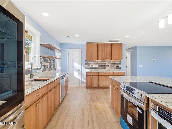 4th image of 743 Garrett Rd