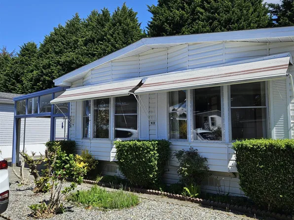 2062 King George Blvd #105, Surrey, BC V4A 5A2