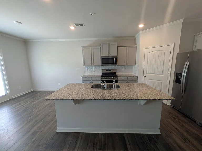 2715 Piper Dr — Photo 2