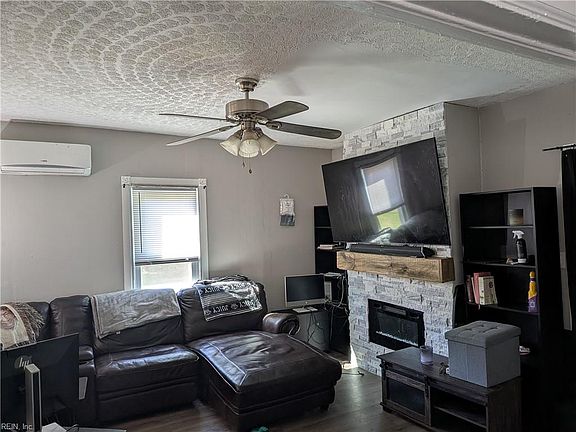 2nd image of 632 Rolfe St