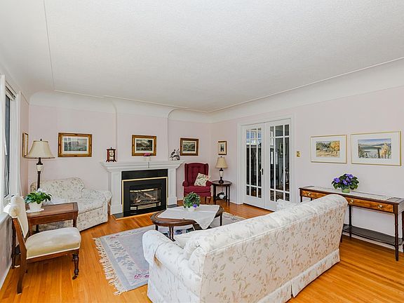 5th image of 244 Moss St