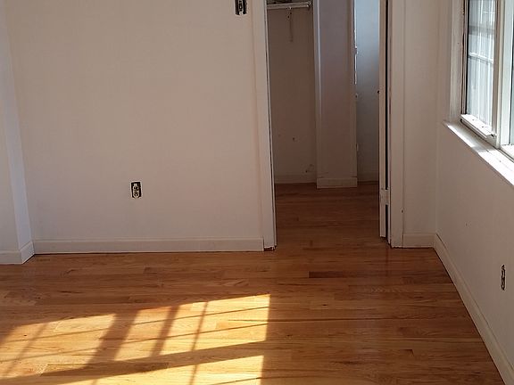 4th image of 250 Foch Ave