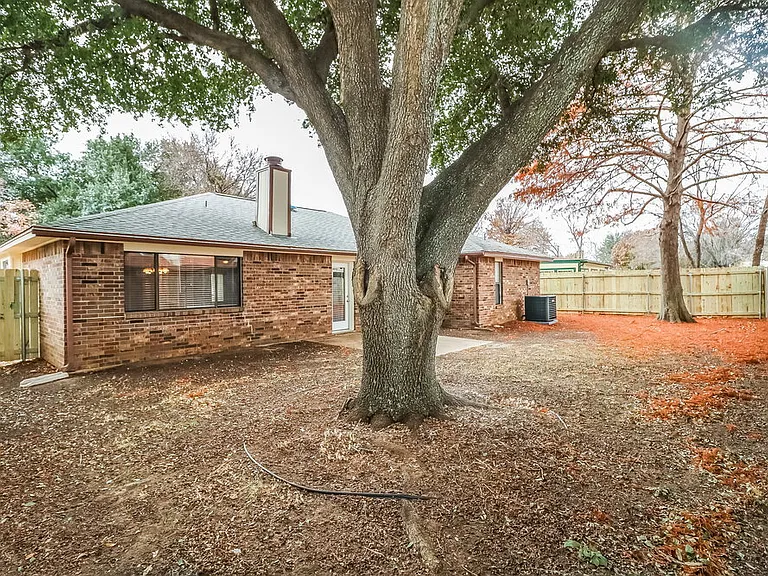 2614 Berkshire Ln — Photo 17