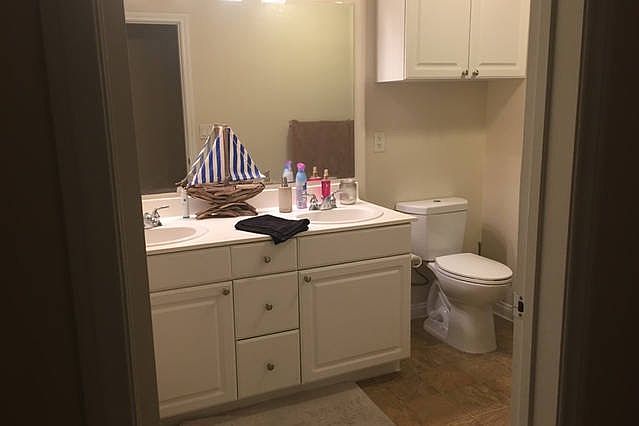 Large bathroom / double vanity / tub-shower