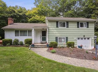 11 Saint Marys Ln, Norwalk, CT 06851