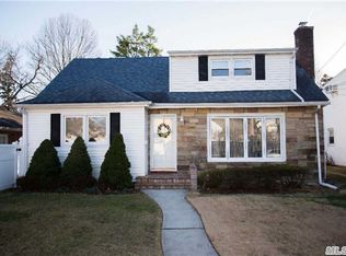17 Orbach Ave, Malverne, NY 11565