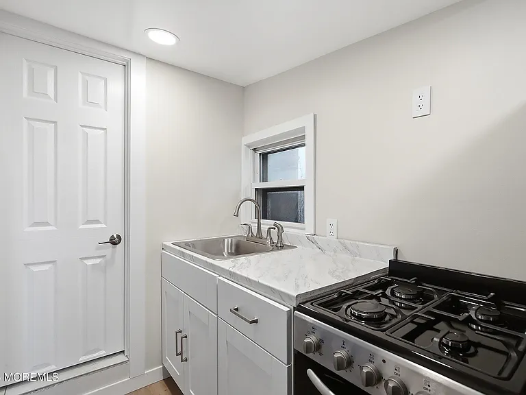 1208 Maplewood Rd — Photo 10