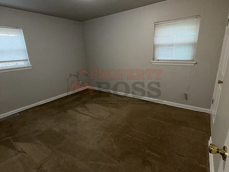 816 E 35th Ct — Photo 5