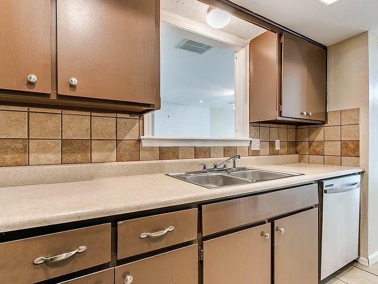 504 N Davis Ave — Photo 32