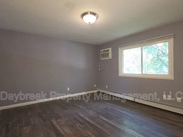 204 4th St NW APT 1, Dilworth, MN 56529