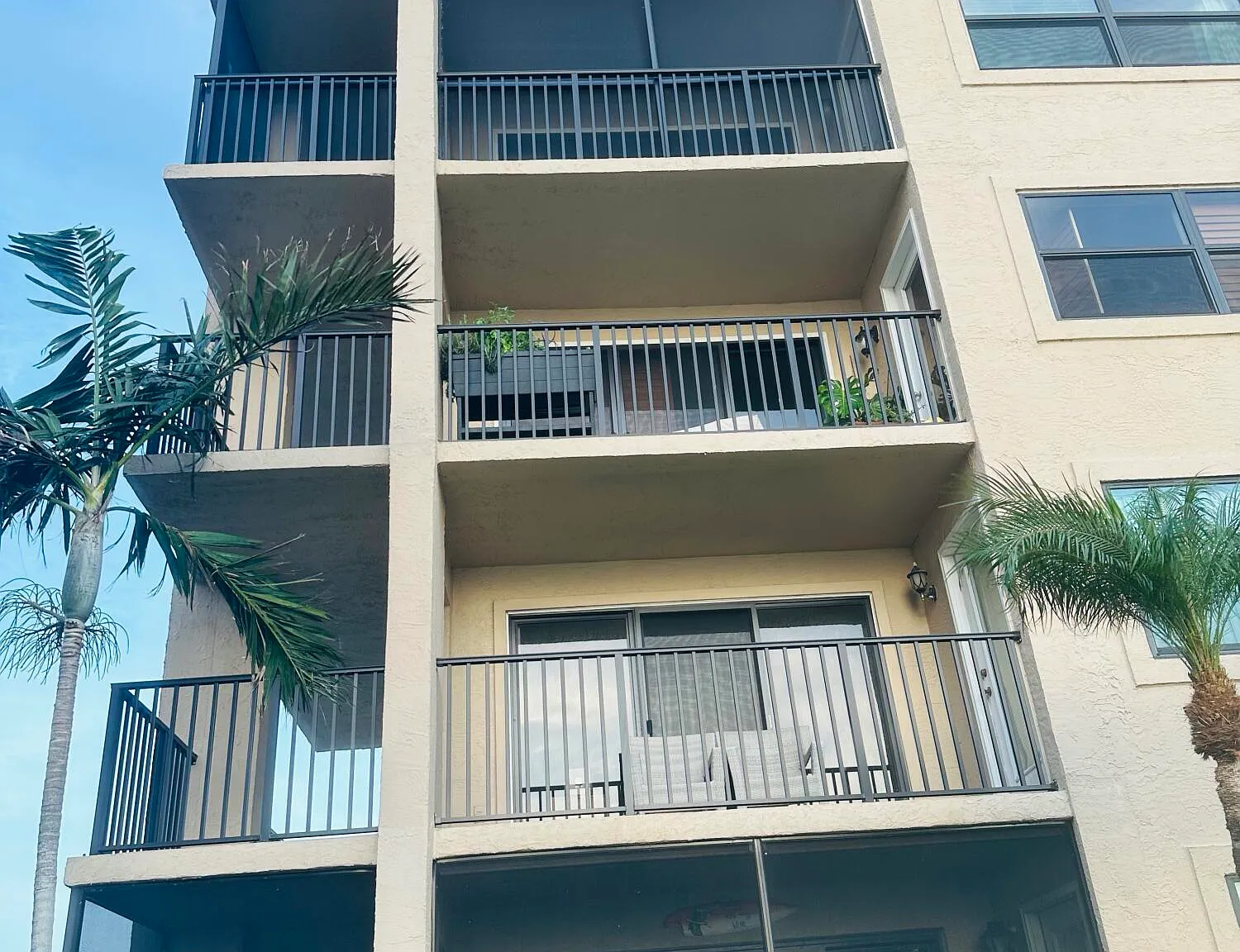 3 bed, 3.0 bath, 1370 sqft, $2,300 — Photo 3
