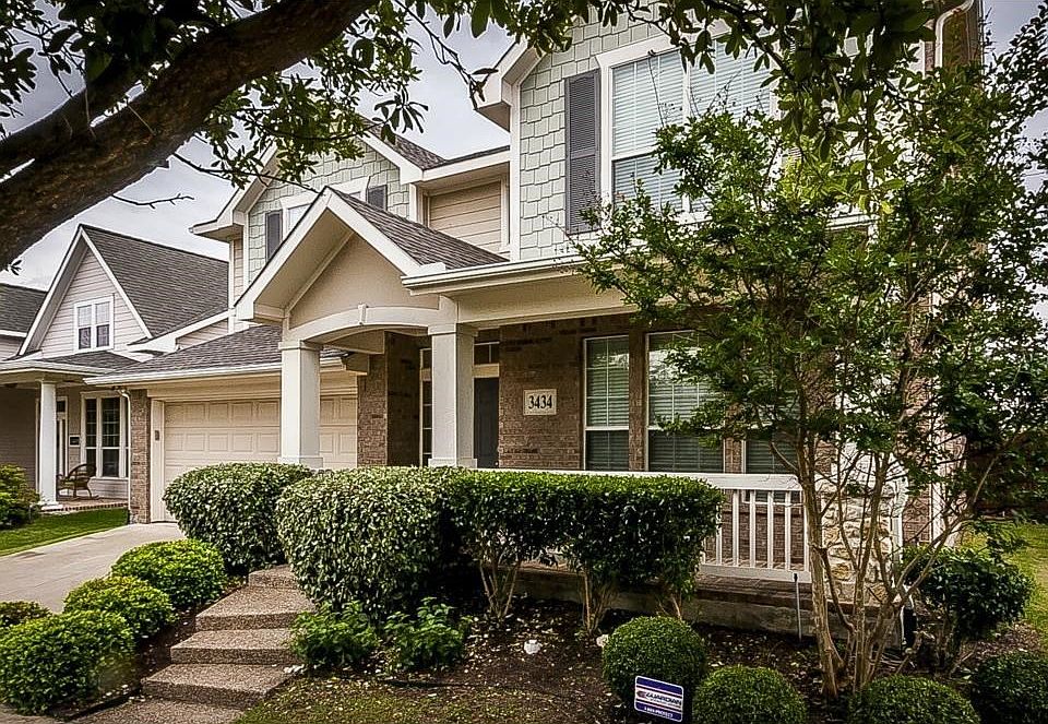 Charming front entrance lots of curb appeal on this Griffin Parc David Weekly home