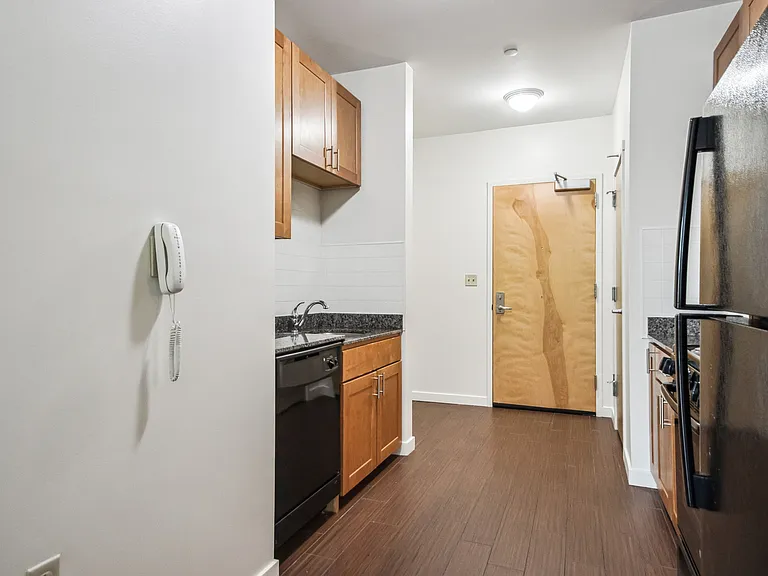 1032 Hope Street Apartments — Photo 8